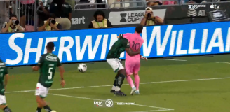 HIT! Leo Messi walczy z rywalem o piłkę, a ten nagle... <3 [VIDEO]